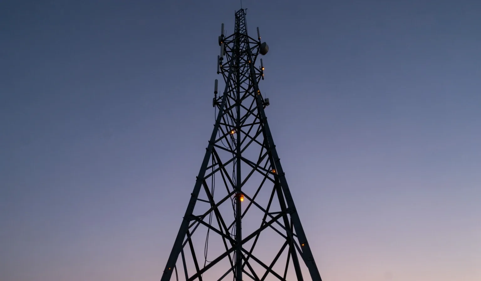 夕暮れの電波塔